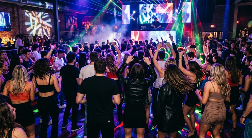 Invités profitant d'une soirée festive